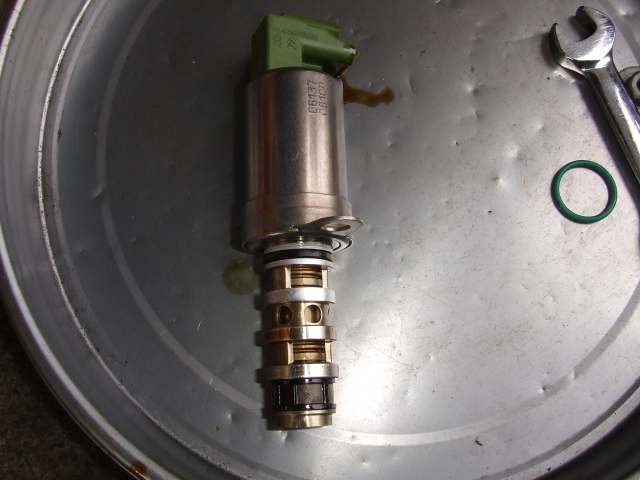 V6カムソレノイドバルブからのオイル漏れ